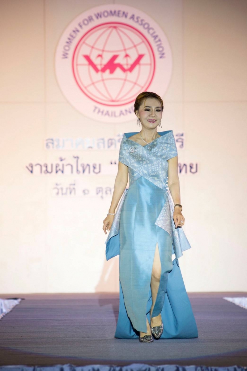 ๑๑. สมาคมสตรีเพื่อสตรี องค์กรสมาชิกสภาสมาคมสตรีแห่งชาติ ในพระบรมราชินูปถัมภ์ จัดงาน งามผ้าไทย ทอ ...